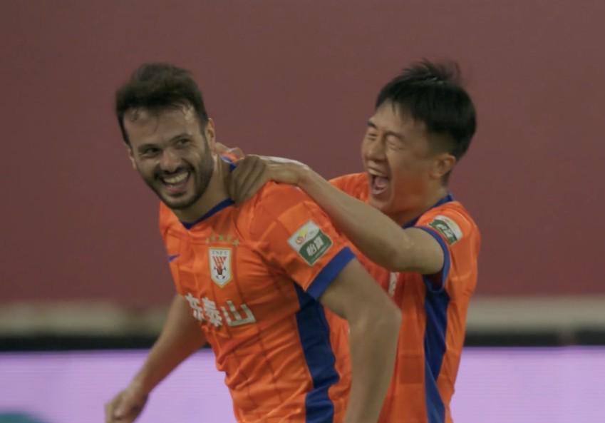 自2013年的武磊以来，瓦科是首位单赛季中超三次戴帽的球员